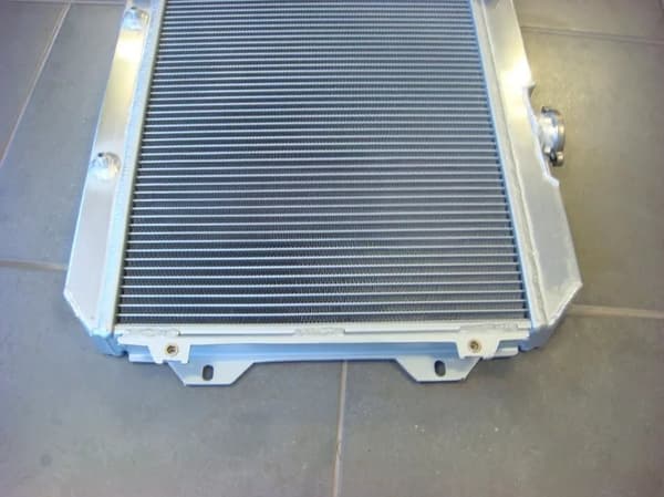 Aluminiumradiator, kraftig kølekapacitet, præcisionsdesignet kerne, holdbar konstruktion