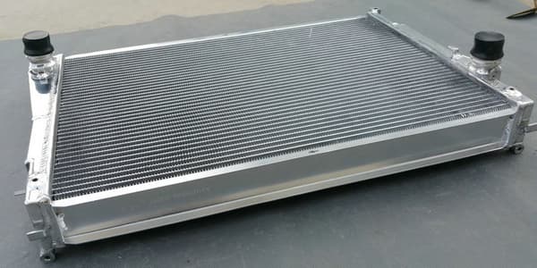 56mm Aluminium Radiator, Perfekt Pasform til BMW E46/Z4, Høj Køleeffektivitet, Holdbar Konstruktion