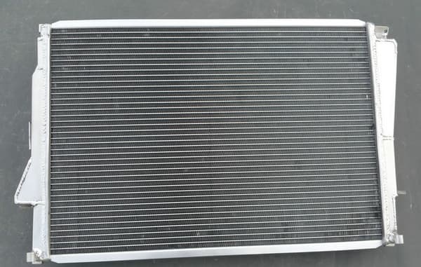 56mm Aluminium Radiator, Perfekt Pasform til BMW E46/Z4, Høj Køleeffektivitet, Holdbar Konstruktion