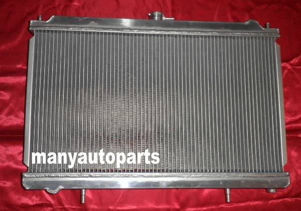 Alumiinijäähdytin Nissan Silvia S14/S15:lle, sisältää suojuksen ja kaksi tuuletinta, sopii 1994-2002 malleihin.