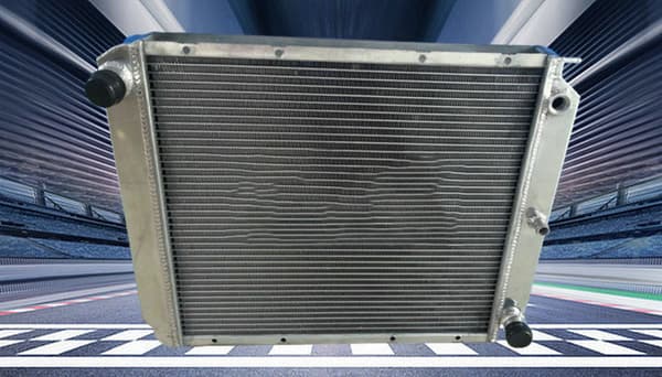 Aluminiumkøler med blæser, perfekt pasform til Volvo-modeller, holdbar konstruktion, inkluderet kølerhætte.