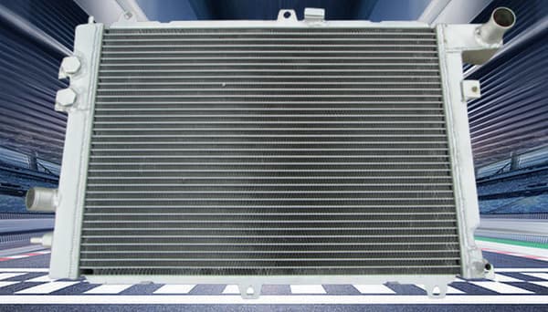 Aluminiumkylare för Opel Vauxhall Calibra Turbo C20LET, effektiv värmeavledning, komplett med kylartopp, skräddarsydd design.