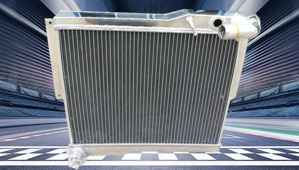 Aluminiumkøler til MG MGB, passer til modeller 1977-1980, høj effektivitet køling, dobbelt række design.