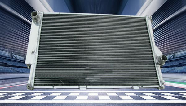 Aluminium Radiator Kit til BMW 5 E34 & 7 E32, inkluderer blæser, optimeret til 3,5L motor.