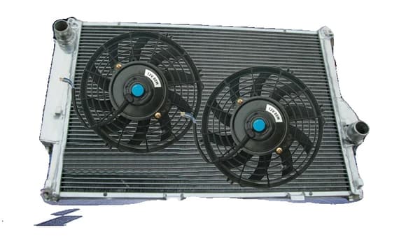 Aluminium Radiator Kit til BMW 5 E34 & 7 E32, inkluderer blæser, optimeret til 3,5L motor.