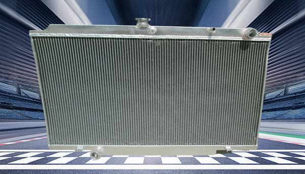 Aluminiumkøler til Nissan Patrol, høj effektivitet i køling, holdbar konstruktion, kompatibel med manuel transmission.