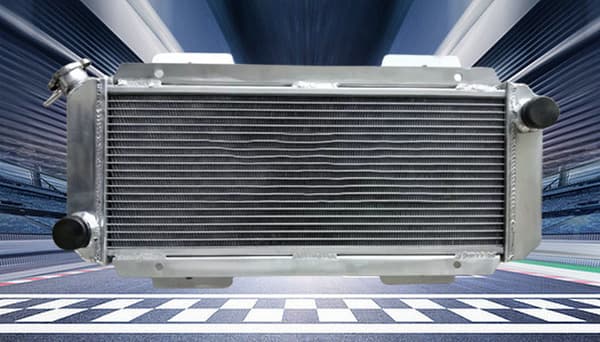 Alumiinijäähdytin, sopii Ford Fiesta I MK1:lle, ydinmitat 20 3/8" x 8 1/2", kestävä rakenne