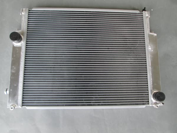 Aluminiumkylarsats, komplett med kåpa och fläkt, passar 1992-1999 BMW E36-modeller.