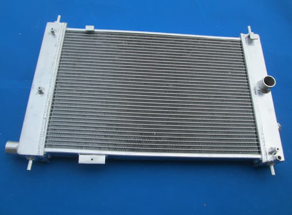 Korkean suorituskyvyn seosalumiinijäähdytin, täydellinen kahden tuulettimen kanssa, täydellinen istuvuus Vauxhall MK2 Astralle.