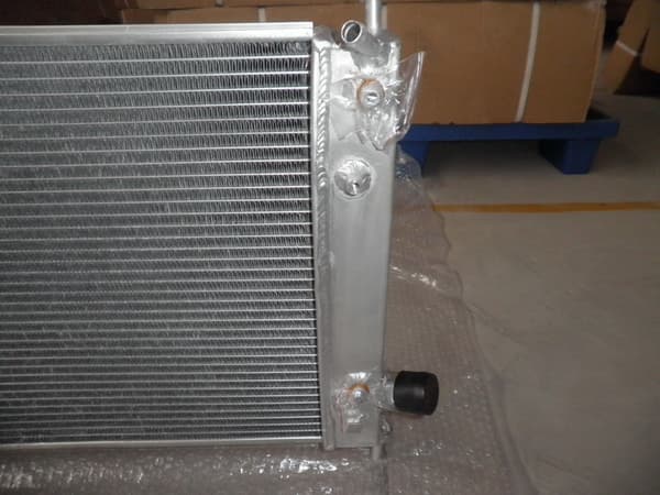Aluminiumkylare, helaluminiumkonstruktion, effektiv kylprestanda, exakt passform för SAAB-modeller.