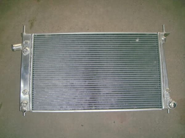 Aluminiumkylare, helaluminiumkonstruktion, effektiv kylprestanda, exakt passform för SAAB-modeller.