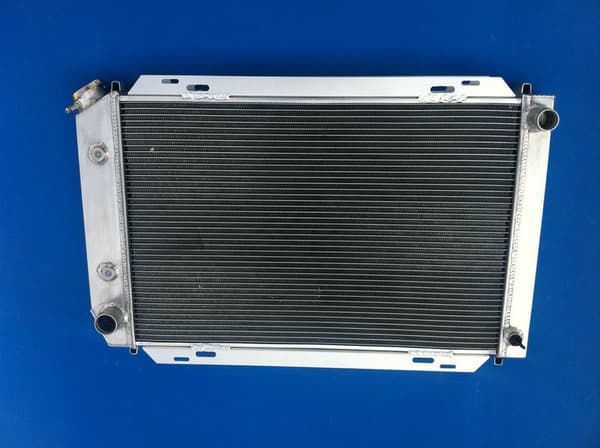 Højtydende aluminiumsradiator, 3-rækkers design, effektiv køling, holdbar legeringskonstruktion.