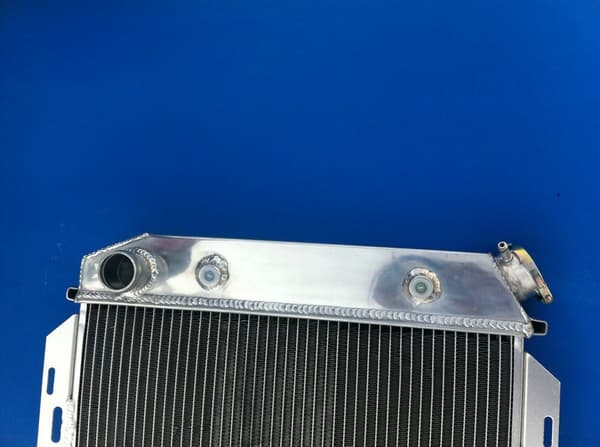 Højtydende aluminiumsradiator, 3-rækkers design, effektiv køling, holdbar legeringskonstruktion.