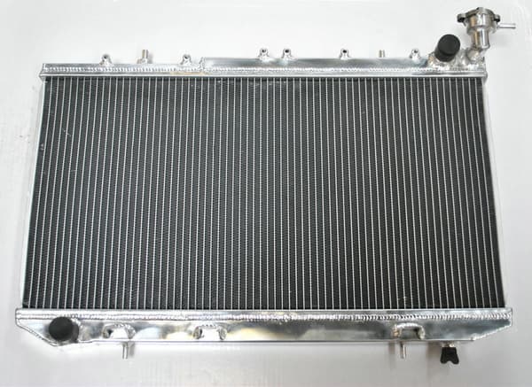 Aluminium Full Radiator för Nissan Primera P10, 2-radig design, effektiv kylning, hållbar legeringskonstruktion