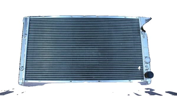 Aluminiumkylare, perfekt passform för Golf VR6, förbättrad kylprestanda, inkluderar två fläktar.