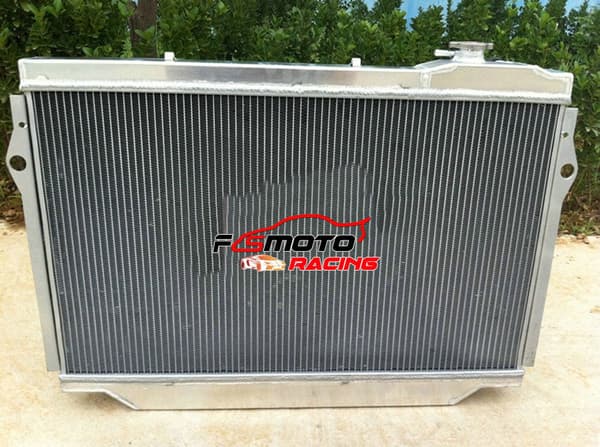 Aluminiumkylare för Toyota Landcruiser, 3-radig design, kärnstorlek 725mm x 425mm, inlopp/utlopp 38mm