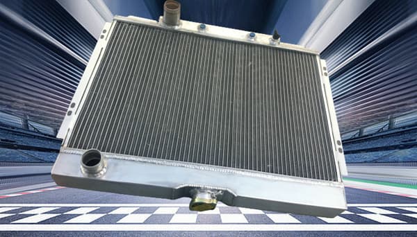 Aluminiumkylare för Ford Mustang/Cougar, kärndimensioner 16"x24.25", övre inlopp 1.5", nedre utlopp 1.75"