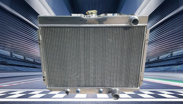 Aluminiumkylare för Ford Mustang/Cougar, kärndimensioner 16"x24.25", övre inlopp 1.5", nedre utlopp 1.75"
