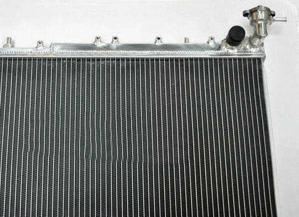 Alumiinijäähdytin, kaksirivinen muotoilu, optimoitu jäähdytysuudistus, täydellinen istuvuus Nissan Primeralle