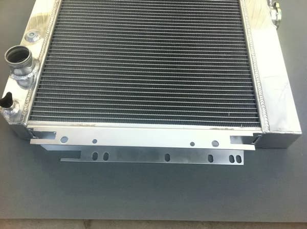 Radiator, legering av aluminium, passar L6 V8-modeller