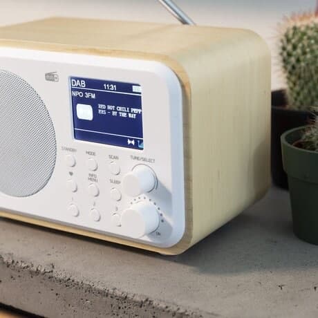 Audizio Milan bärbar DAB-radio med Bluetooth, FM-radio och batteri - vit färgad