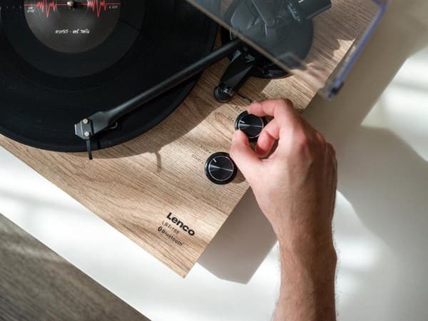 Lenco LBT-188 - Pladespiller med Bluetooth og justerbar modvægt - Træ