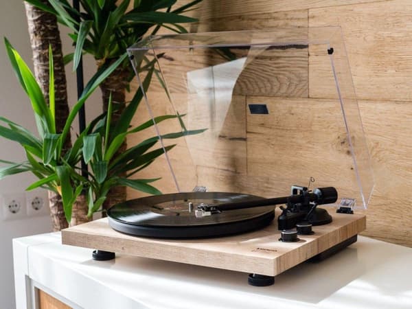 Lenco LBT-188 - Pladespiller med Bluetooth og justerbar modvægt - Træ