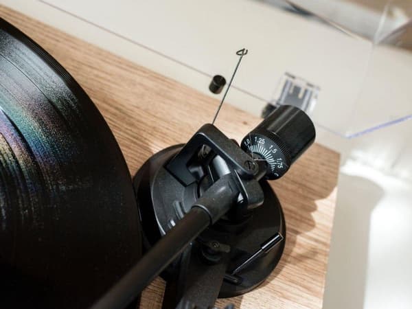 Lenco LBT-188 - Pladespiller med Bluetooth og justerbar modvægt - Træ