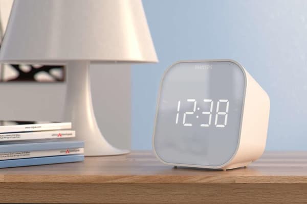 Philips vækkeur med radio, radio med spejldisplay, digital radio med dobbeltalarm, sleep-timer og snooze-funktion, bærbar med batteribackup, radio med