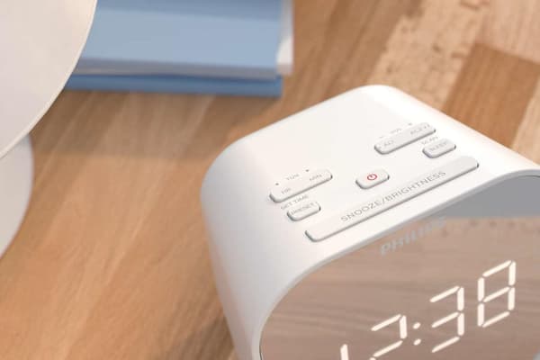 Philips vækkeur med radio, radio med spejldisplay, digital radio med dobbeltalarm, sleep-timer og snooze-funktion, bærbar med batteribackup, radio med