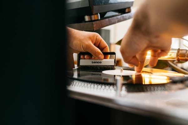Lenco TTA-3IN1 - puhdistussarja vinyylilevyille - hiilikuitupuhdistusharja, puhdistusneste ja puhdistusliina