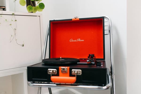 Klassinen Phono TT-110 - Levysoitin, jossa Bluethooth ja kaiuttimet - musta