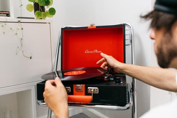 Klassinen Phono TT-110 - Levysoitin, jossa Bluethooth ja kaiuttimet - musta