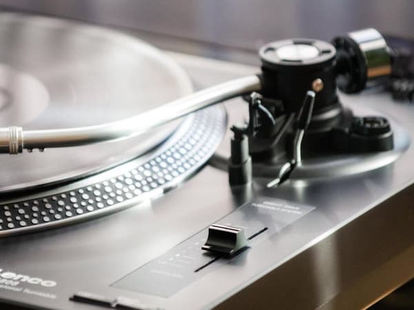 Lenco L-3808 Musta - Levysoitin USB:llä - Stereo - Pölysuoja - Musta