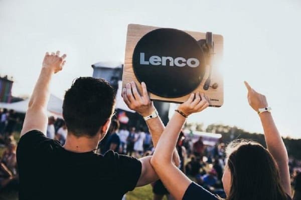 Lenco LS-50WD - Levysoitin sisäänrakennetuilla kaiuttimilla, USB-koodauksella ja ylimääräisellä neulalla - Puu