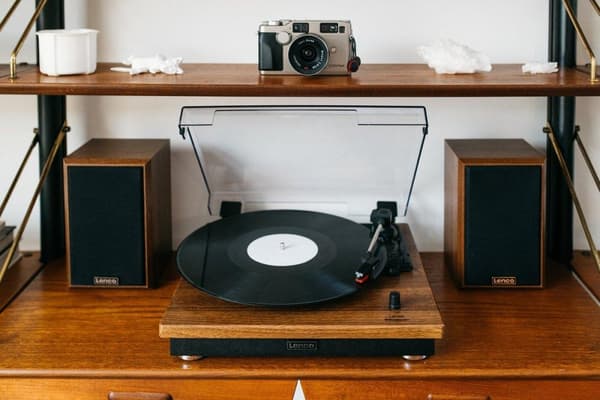 Lenco - LS-100WD - Skivspelare med Bluetooth - Inklusive högtalare - Stereo - Trä