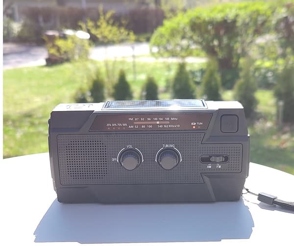 Nödradio PRO med Powerbank och solceller, 4000maH , AM/FM, LED ficklampa, SOS-knapp, arbetslampa