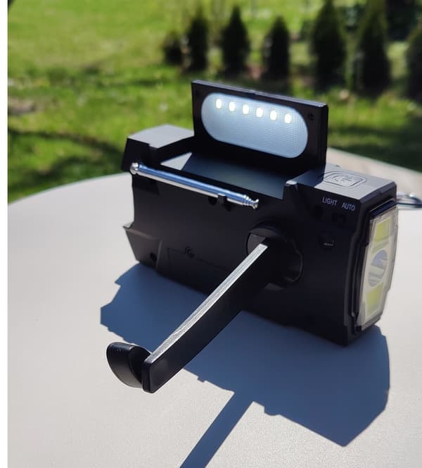 Nödradio PRO med Powerbank och solceller, 4000maH , AM/FM, LED ficklampa, SOS-knapp, arbetslampa