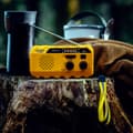 Pikkukuva 1 / 6: Adlerin kampiradio, jossa on aurinkolataus