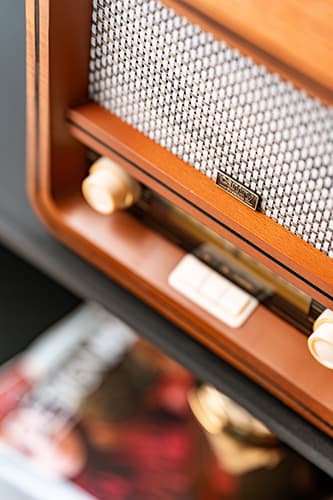 CR1188 Retro Radio