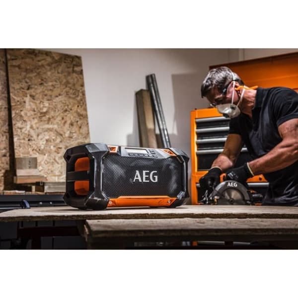 AEG - 18V radio, bluetooth-anslutning, anslutning upp till 30 meter, 30W, USB-uttag, IP54-motstånd, utan batteri. inte heller last. - BRSP18-0