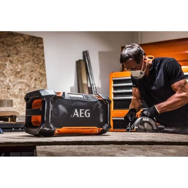 AEG - 18V radio, bluetooth-anslutning, anslutning upp till 30 meter, 30W, USB-uttag, IP54-motstånd, utan batteri. inte heller last. - BRSP18-0