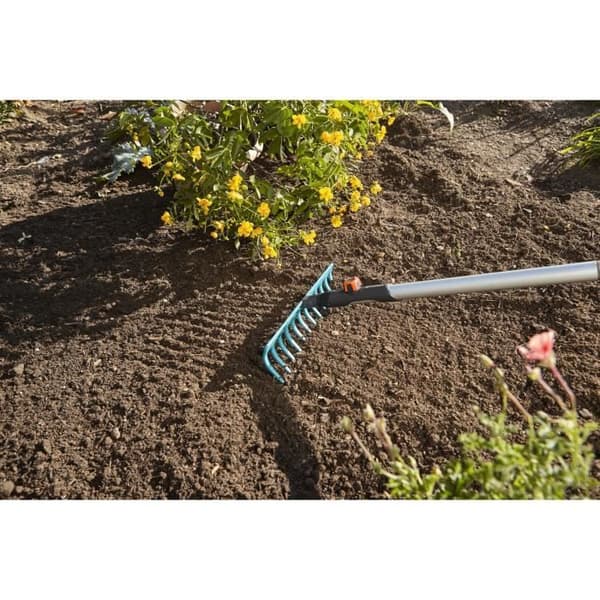 GARDENA 41cm combisystem® trädgårdskratta - Kraftiga stål - 16 pinnar - Kratta och utjämna marken - 25 års garanti (3179-20)