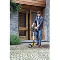 Miniatyrbild 2 av 4: KARCHER WRE 18-55 batteridriven ogräsmaskin - Effektiv eliminering av mossa och ogräs