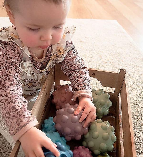 Rosa sensorisk babyboll från Tiny Tot