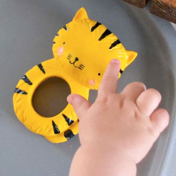 Bitring tiger av naturgummi - A little lovely company