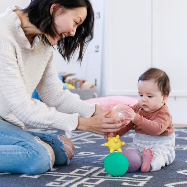 Infantino Set med 4 ljus / musikaliska sensoriska bollar