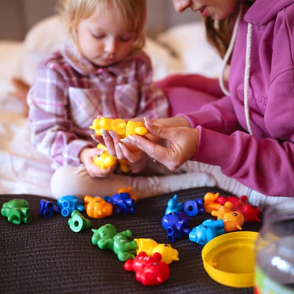 - WOOPIE Montessori Inlärning Bokstäver Färger Som Dinosaurier att Montera "Matcha Bokstäverna" 13 st.
