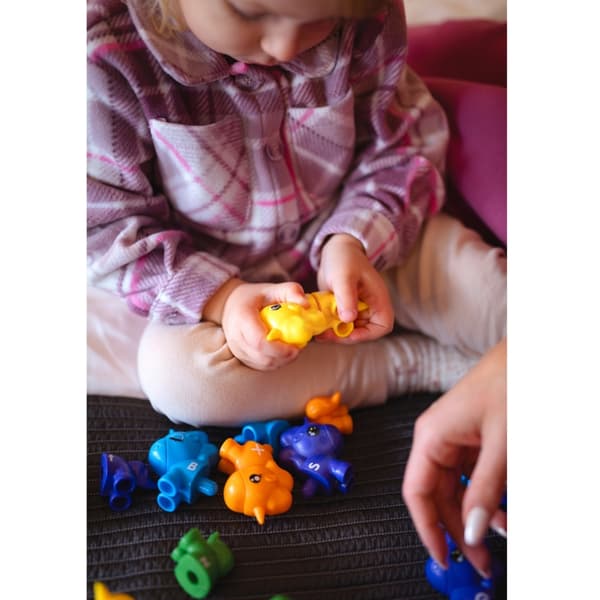- WOOPIE Montessori Inlärning Bokstäver Färger Som Dinosaurier att Montera "Matcha Bokstäverna" 13 st.