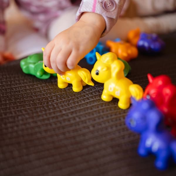 - WOOPIE Montessori Figuriner Pedgaogisk Set Enhörningar för Montering "Matcha Bokstäverna" 13 st.
